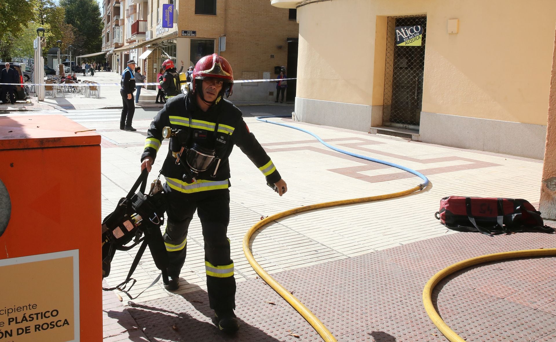 Fotografías de la extinción del incendio en un patio de Segovia