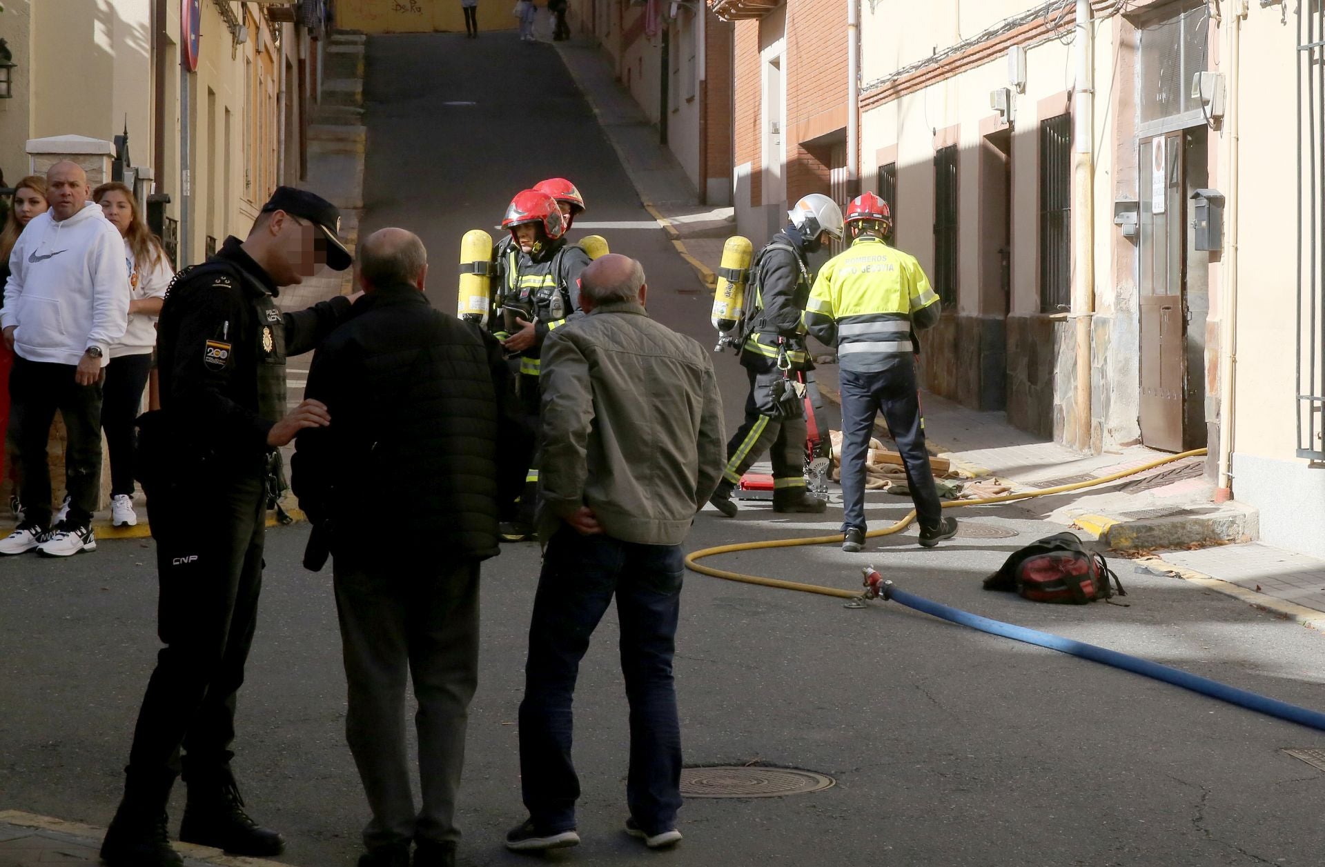 Fotografías de la extinción del incendio en un patio de Segovia