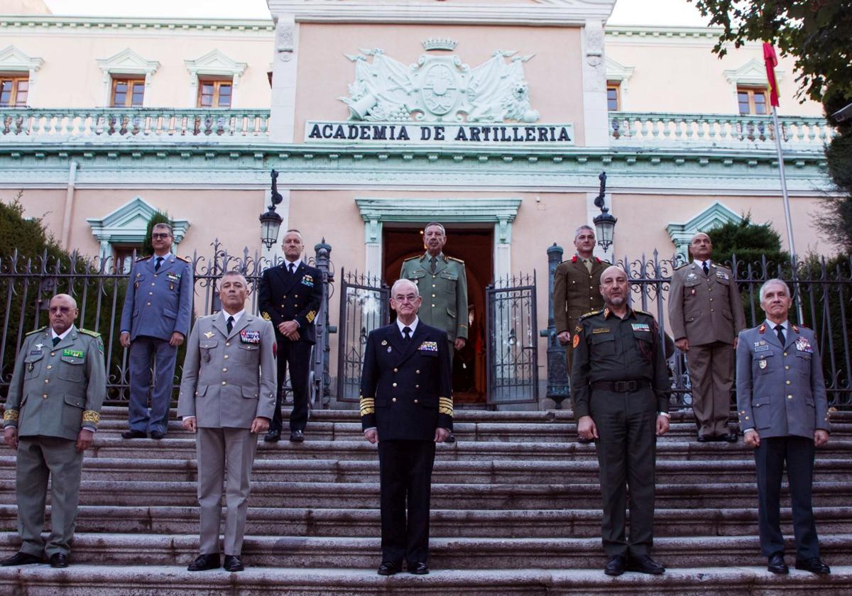 Los jefes de Estado Mayor de la Defensa o representantes, a las puertas de la Academia de Artillería de Segovia.