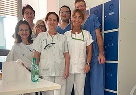 El doctor Manuel Pérez Miranda conversa con Hirotoshi Ishiwatari, ahora en Hong Kong por videoconferencia.