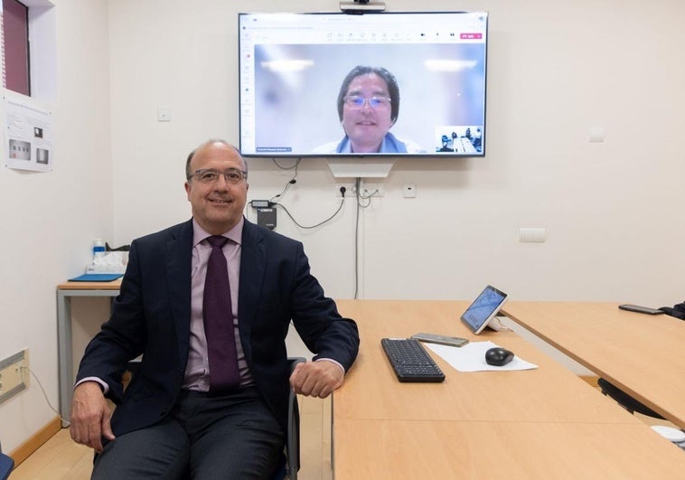 El doctor Manuel Pérez Miranda conversa con Hirotoshi Ishiwatari, ahora en Hong Kong por videoconferencia.