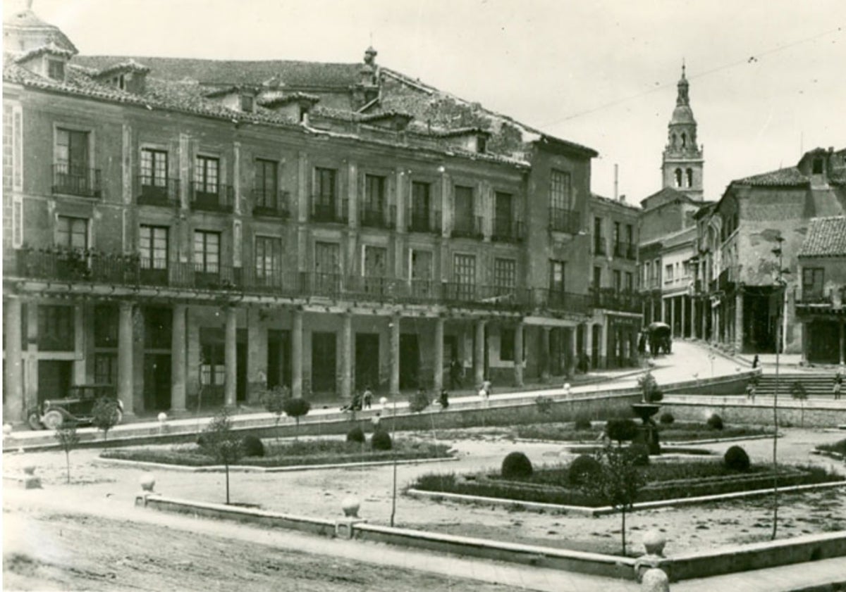 Imagen principal - Arriba, Plaza Mayor de Medina de Rioseco, donde se produjeron los tiroteos, en una fotografía de los años 30. Abajo, entrada al pueblo por la calle de San Juan e indulto concedido en 1935 a los dos condenados a muerte.