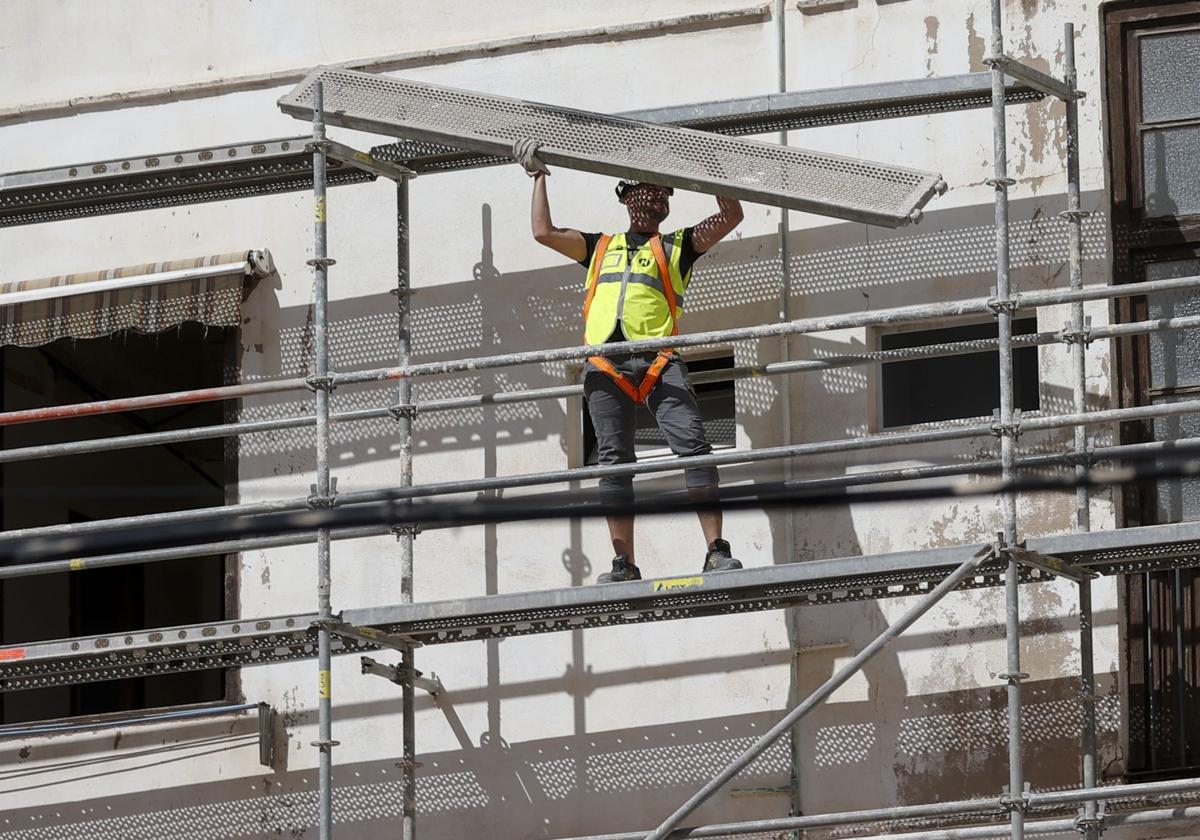 Un obrero trabaja en un edificio.