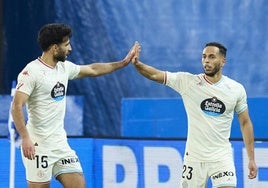 Eray Cömert y Anuar Mohamed Tuhami se felicitan tras un gol del Real Valladolid la pasada jornada frente al Alavés