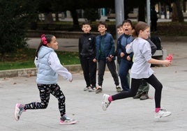 Escolares del Modesto Lafuente practican juegos en el Salón.