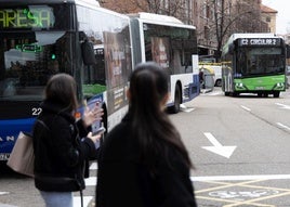 Autobuses urbanos en la calle Santa Clara.