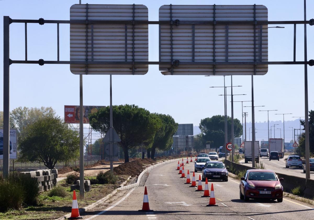 Tráfico y carril cortado en la VA-20, hace unos días, por las obras de humanización.