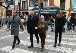 Jesús Julio Carnero, junto a Esperanza Varona (prima de la artista), cruzan el semáforo de Angustias al ritmo de 'La chica ye-yé', acompañados de Ismael Pérez, delegado de la ONCE (izquierda), y de José Luis Cienfuegos, director de la Seminci (derecha).