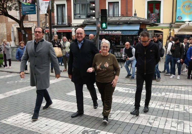 Jesús Julio Carnero, junto a Esperanza Varona (prima de la artista), cruzan el semáforo de Angustias al ritmo de 'La chica ye-yé', acompañados de Ismael Pérez, delegado de la ONCE (izquierda), y de José Luis Cienfuegos, director de la Seminci (derecha).