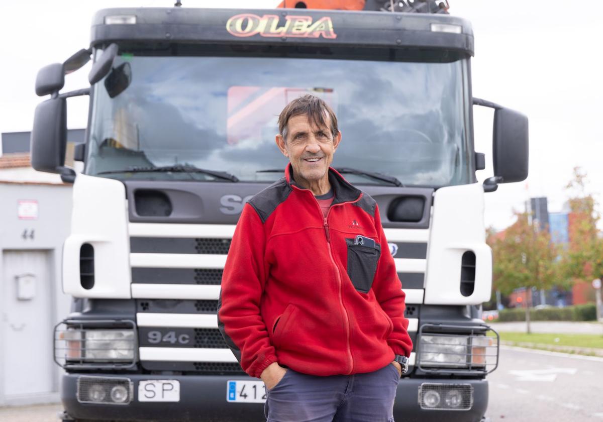 José Olea, empresario del sector del transporte, con su camión.