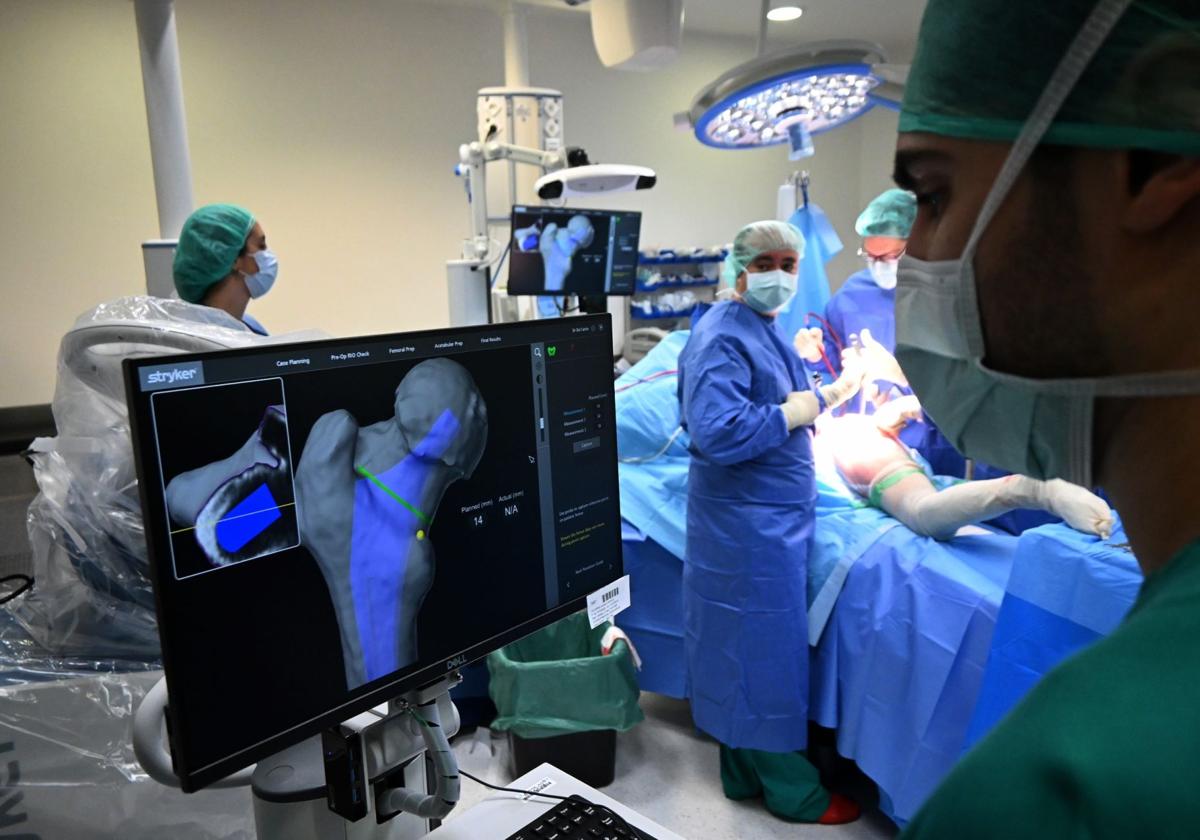 Primera operación quirúrgica con una plataforma robótica en el Hospital Clínico de Valladolid.