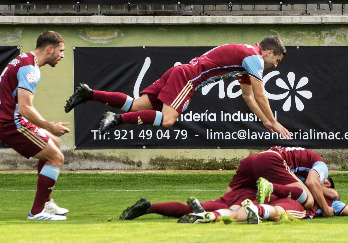 Los jugadores gimnásticos celebran uno de los goles conseguidos ante el Real Unión de Irún.