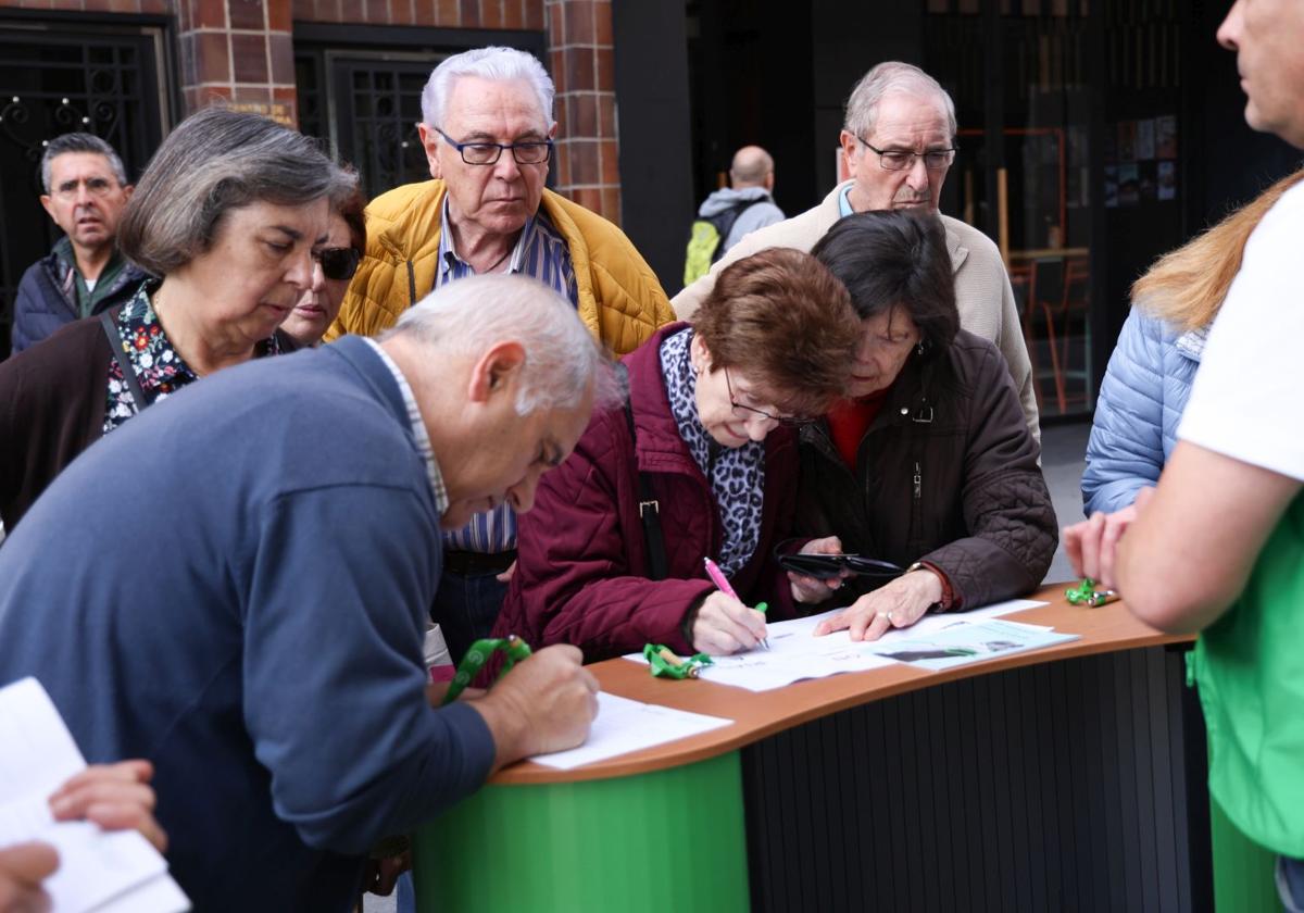 Varias personas se apuntan para participar en la Marcha contra el Cáncer de este domingo.