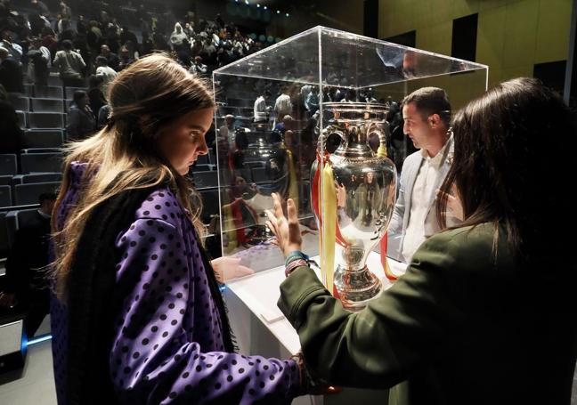 El trofeo de la última Eurocopa fue expuesto en la Casa de la Müsica de Arroyo.