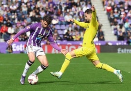 Álex Baena trata de arrebatarle el balón a Luis Pérez.