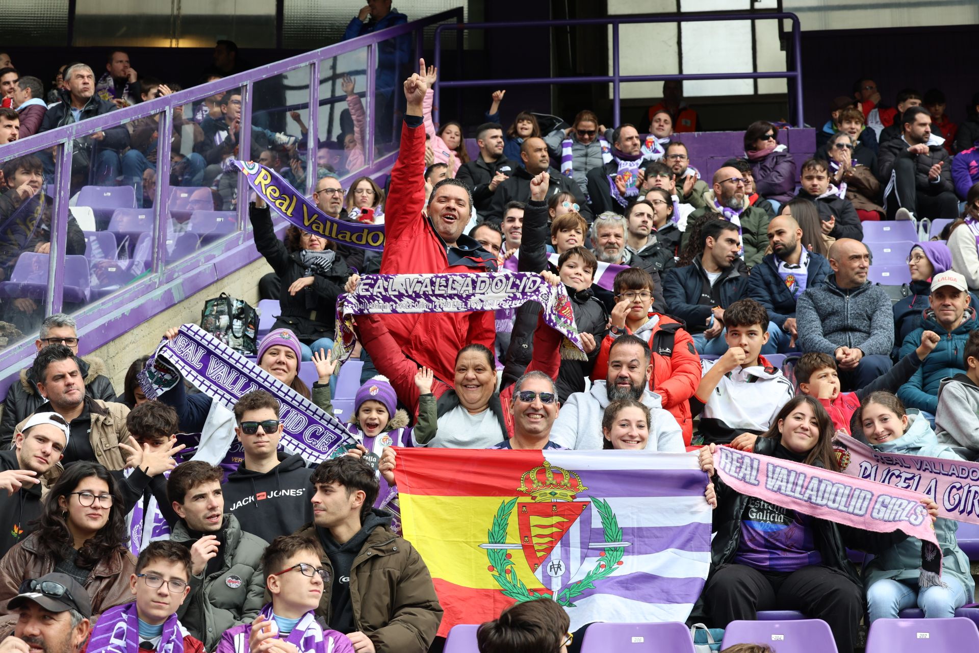 Búscate en la grada del estadio José Zorrilla (2/4)