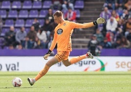 Hein golpea el balón durante una acción del partido frente al Villarreal.