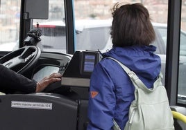 Una usuaria accede a un autobús urbano.