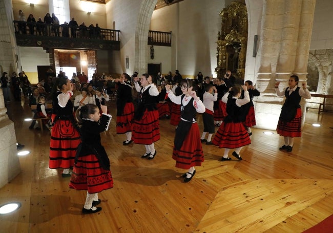 Integrantes de la Asociación Puente Valdobar durante su actuación en la iglesia de Santa María.