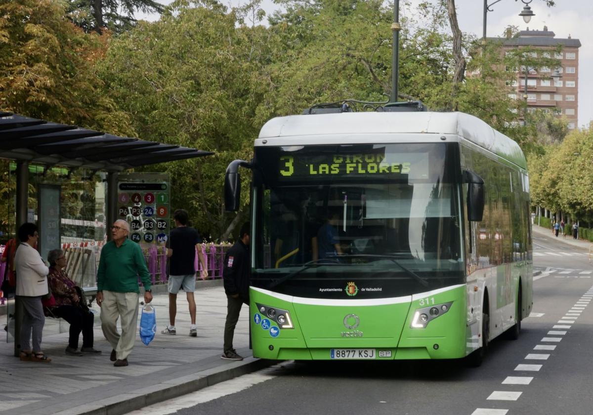 Autobús de Auvasa en la plaza de Poniente.