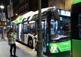 Una usuaria espera en la parada del autobús.