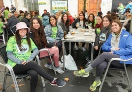 Un grupo de chicas toman el Vermut una vez finalizada la marcha.