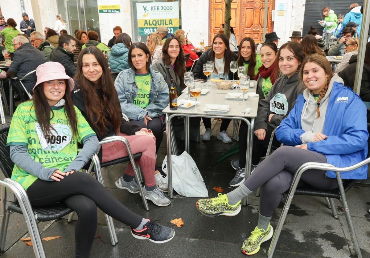 Un grupo de chicas toman el Vermut una vez finalizada la marcha.