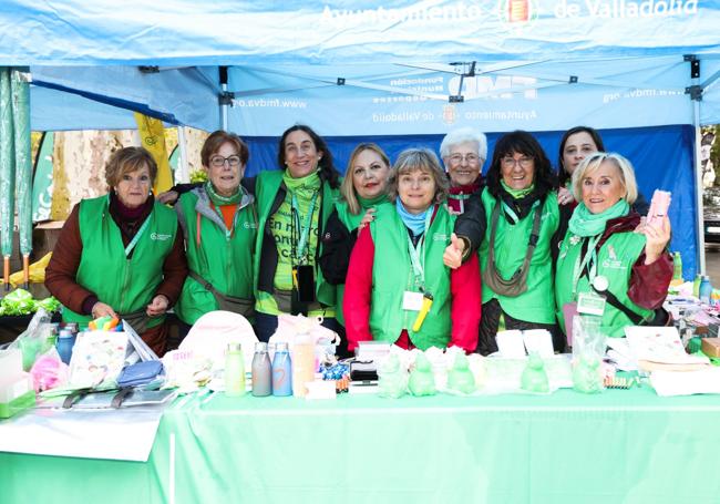 Voluntarias de la AECC, en uno de los puestos de 'merchandising'.