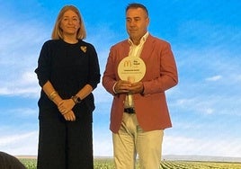 El director de Granja de Desarrollo Ovino AGM, Alberto García Torés, recibe el premio Big Good McDonald's.