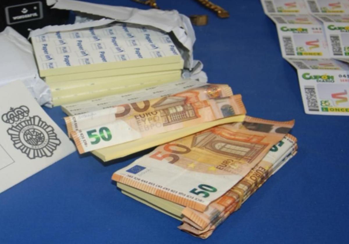 Los fajos engordados con 'post-it' de billetes y los falsos cupones premiados intervenidos a los detenidos.