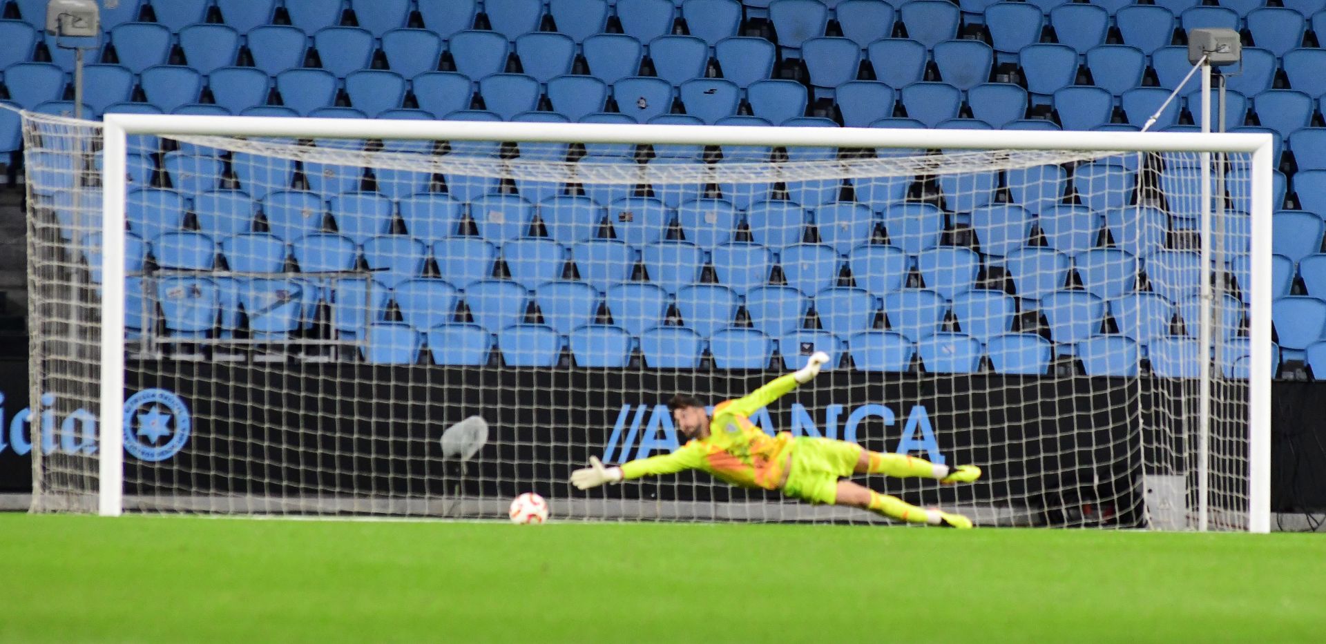 Carmona intenta parar un disparo del Celta Fortuna.