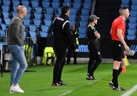 Ramsés, en la banda, durante el partido en Balaídos.