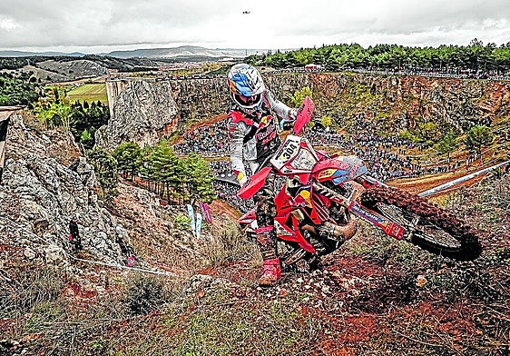 Manuel Lettenbichler, que se coronó campeón del mundo por tercera vez consecutiva, durante la prueba.