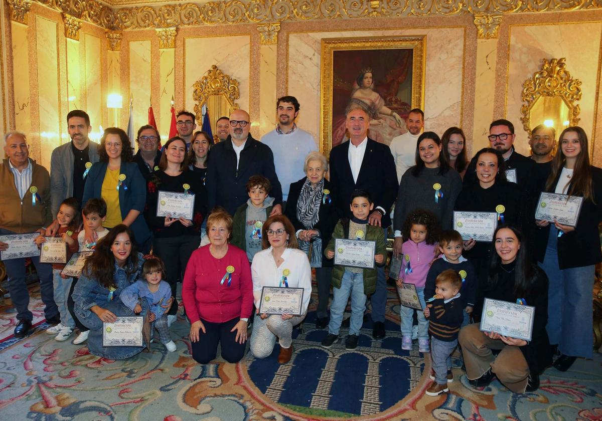Los nuevos empadronados que acudierpon a reecoger su diploma, con el alcalde y algunos concejales.