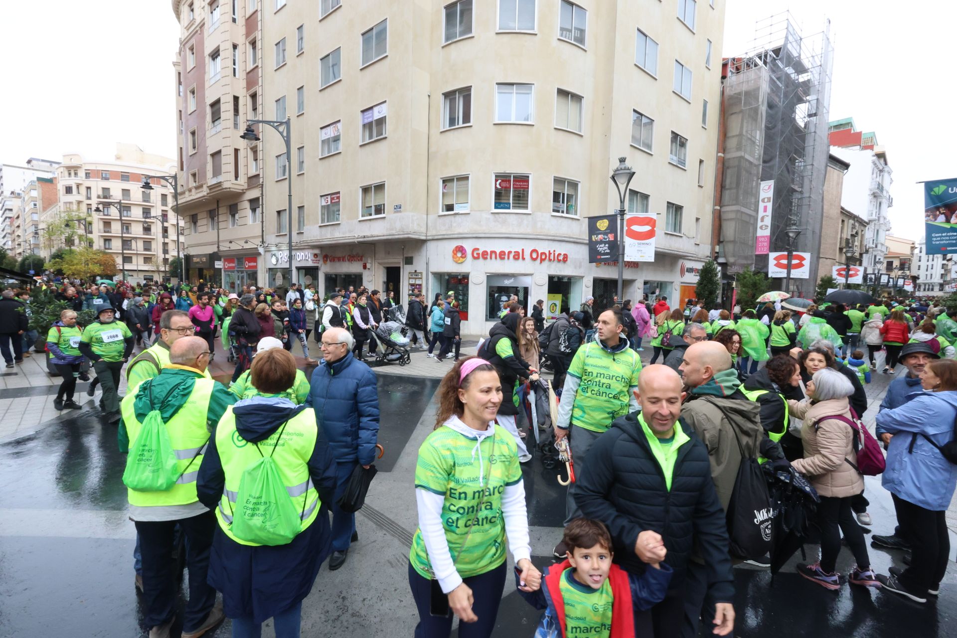 Todas las imágenes de la XIII Marcha contra el cáncer en Valladolid (2/3)