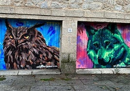 Murales en sendas puertas de garaje en El Espinar.