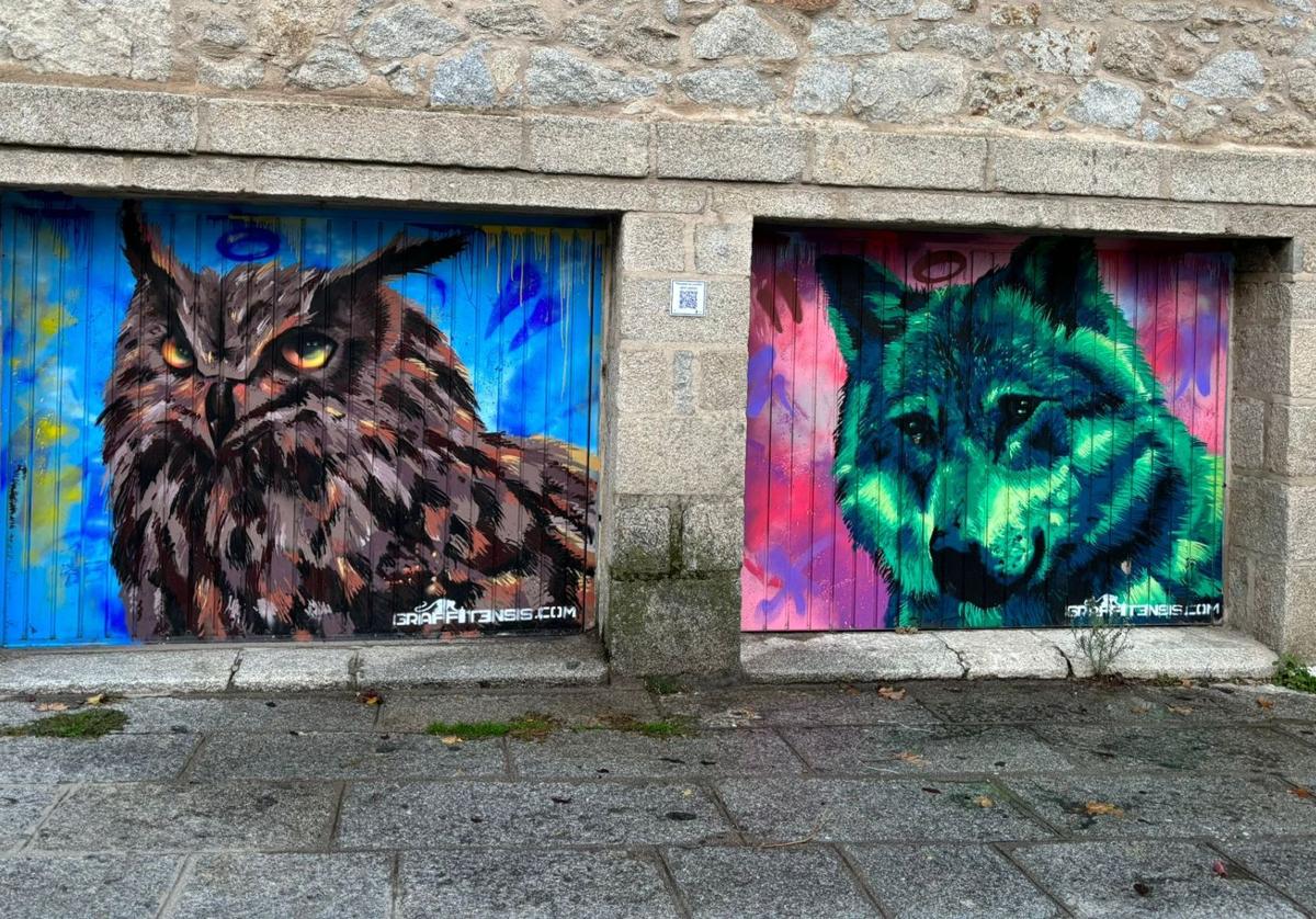 Murales en sendas puertas de garaje en El Espinar.