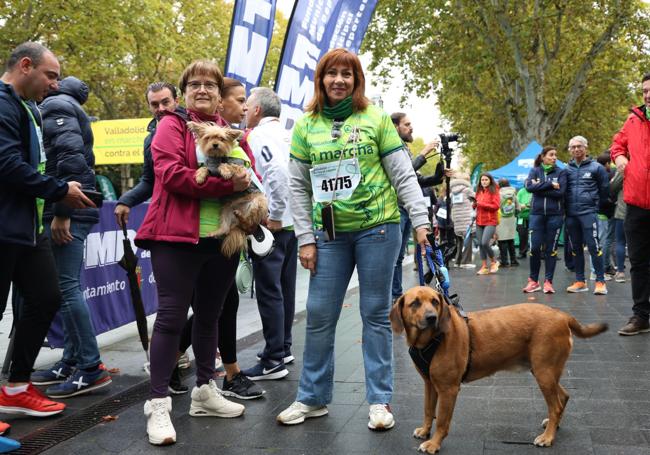 Raquel Pajares y Sagrario San Antolín, con sus perros, Luna y Ron.