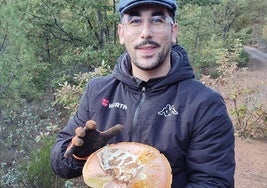 Nazario con el ejemplar que encontró en Cistierna.