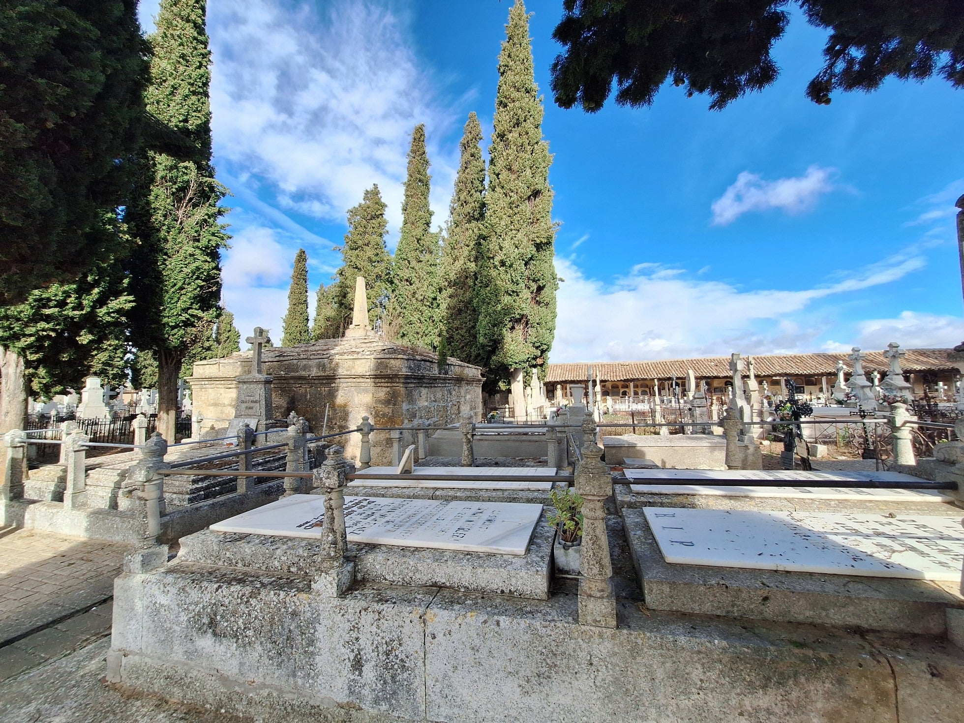 En busca de los epitafios del cementerio de Rioseco