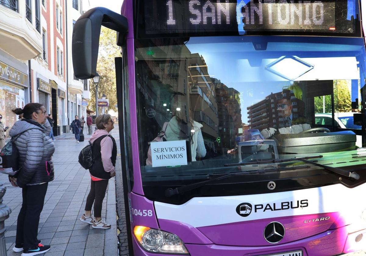 Autobús de Palbús con el cartel de servicios mínimos.