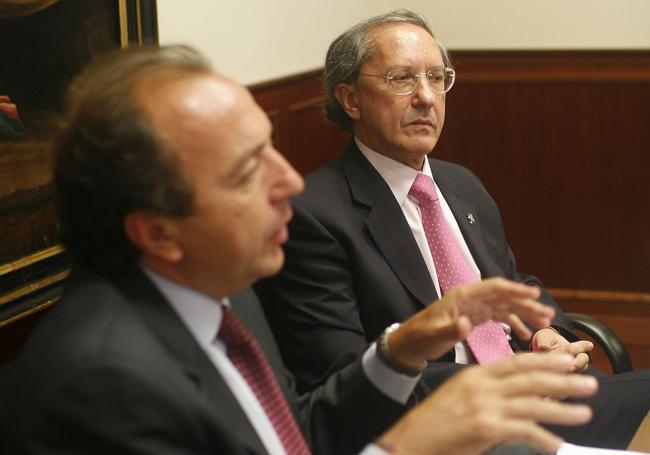 José Merino, vocal del CGPJ, y Feliciano Trebolle, en el año 2006, en una rueda de prensa para informar de las negociaciones para ubicar la Ciudad de la Justicia en el colegio El Salvador.