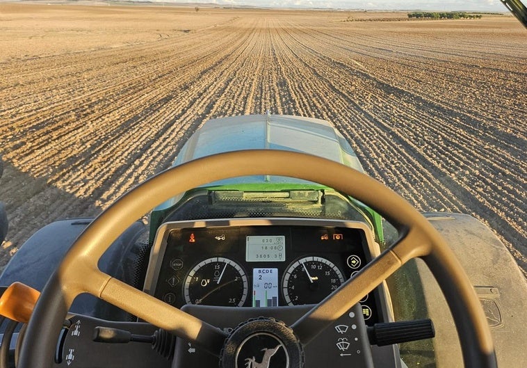 Los agricultores avanzan, día y noche, con las labores de sementera y ante la amenaza de lluvia.