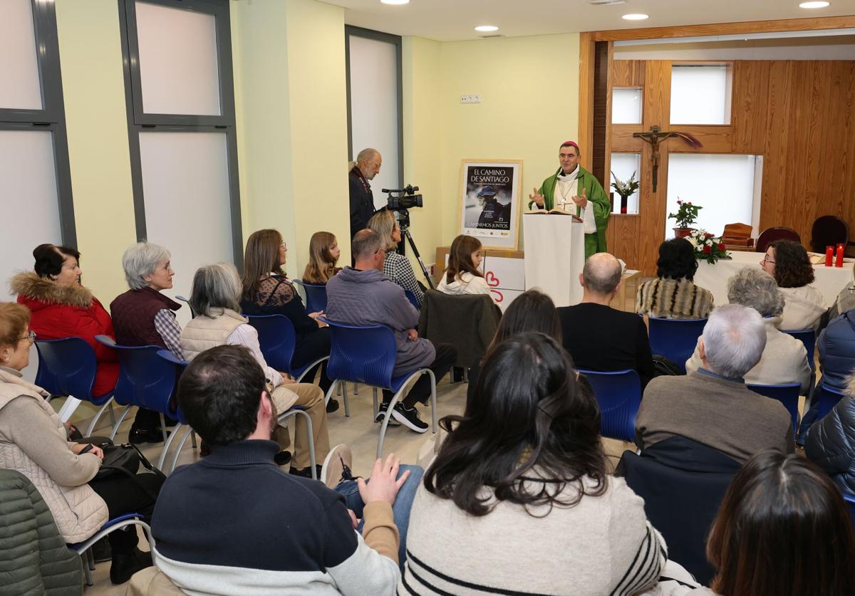 El obispo de Palencia, Mikel Garciandía, preside la eucaristía celebrada este domingo en el centro de acogida.