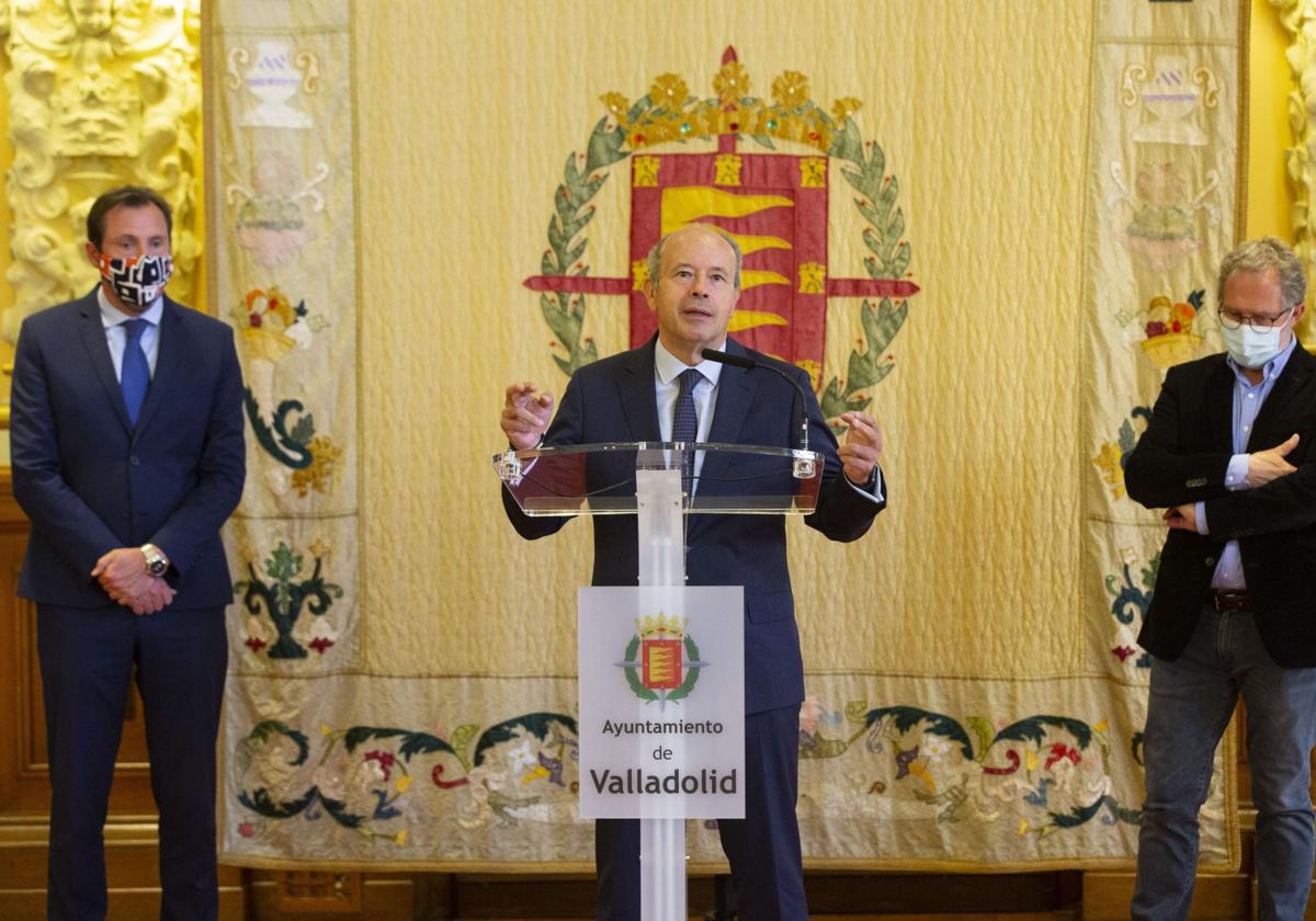 El ministro de Justicia en 2021, Juan Carlos Campo, en la rueda de prensa donde se anunció la compra de El Salvador, junto a Óscar Puente y Manuel Saravia.