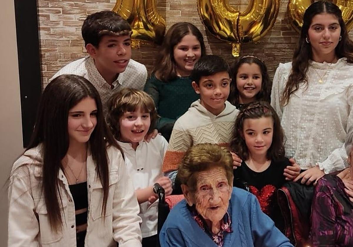 Emilia rodeada de sus bisnietos