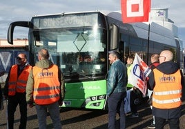 Un autobús de Auvasa fuera de servicio por la huelga este lunes en Valladolid.