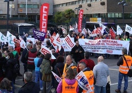 Concentración de conductores de Auvasa frente a la Subdelegación del Gobierno en Valladolid.