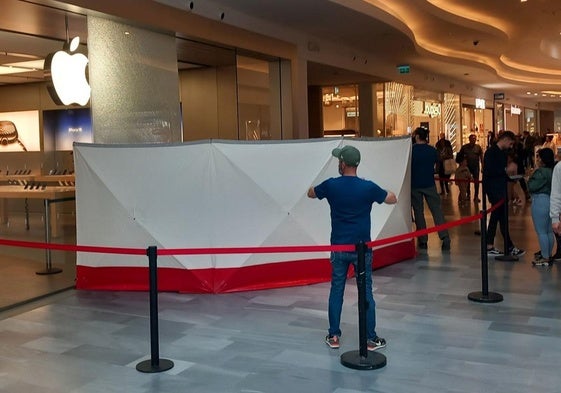 Cordón de seguridad en torno a la tienda de Apple en RÍO Shopping, con la cristalera rota, durante la jornada del sábado.