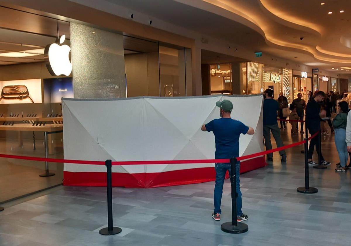 Cordón de seguridad en torno a la tienda de Apple en RÍO Shopping, con la cristalera rota, durante la jornada del sábado.